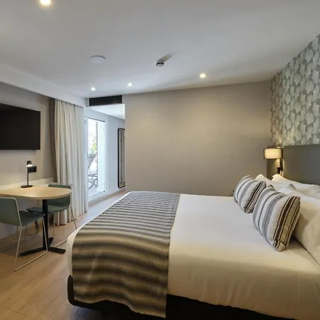 Otel Catalonia Park Güell 3*